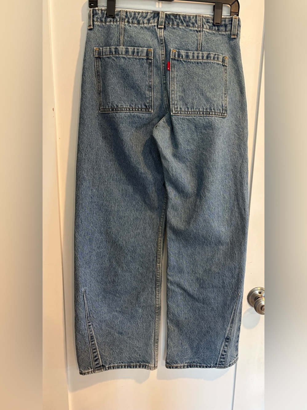 SOLD Levi’s Low Loose Barrel Leg Jeans Medium Wash Size 27 - Picture 4 of 15
